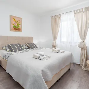 https://new-alex-deluxe-apartments-on-beach.in-istria.net